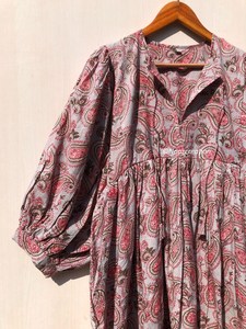 Vestido Midi de Gasa de Algodón para Mujer, Cuello Profundo, Estampado Floral Hecho a Mano, Mercado Mayorista al Mejor Precio - Product Image 5