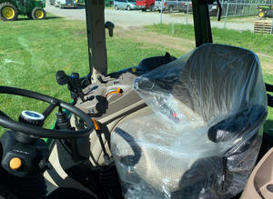 Tractores Utilitarios John Deere 5100E de Calidad 2025, Cabina, Motor de 4 Cilindros y 100 HP, John Deere 540M Instalado, Cargador Frontal, Elevador - Product Image 2