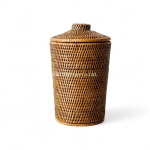 Panier à linge en rotin avec un design tissé et une finition naturelle pour une organisation domestique écologique - Product Image 1