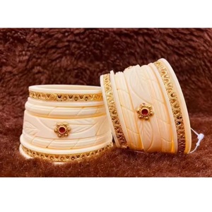 Brazalete de resina hecho a mano con detalles en oro y piedra roja joyería de moda india Rajasthani para damas - Product Image 6