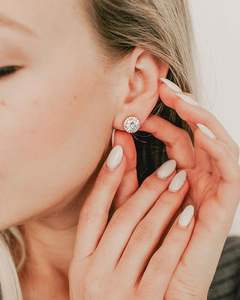 ตุ้มหูเซอร์โคเนียทรงลูกบาศก์ทรงกลมขนาดใหญ่8มม. ชุบทองอัญมณีที่สวยงามรูปทรงดอกไม้พลอยเทียมเป็นประกายดีไซน์ลายดอกไม้ - Product Image 3