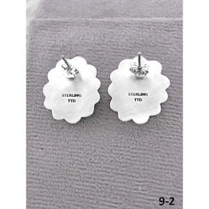 Boucles d'oreilles pendantes artisanales en turquoise de Royston et argent sterling, serties d'une fleur en forme de ruban - Product Image 4