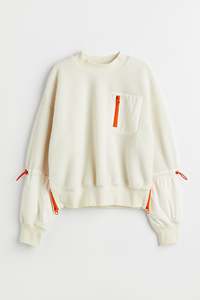 Sudadera de invierno con logotipo personalizado para mujer, ropa informal de tela tejida con bolsillo izquierdo bordado, sudaderas con capucha hechas en Pakistán frontal - Product Image 5