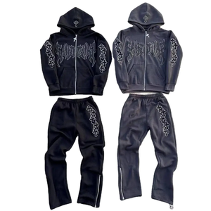 Ensemble sweat-shirt et pantalon de survêtement d'hiver à capuche noir uni écologique personnalisé avec 100% coton - Product Image 1