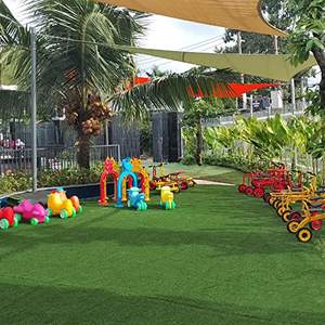 Pelouse synthétique GWV-1330 de haute qualité et durable pour l'aménagement paysager et les espaces extérieurs - Product Image 2