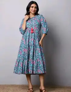 Блестящий свой гардероб с этим великолепным цветочным Макси-платьем. Удобный и стильный в равных частях, это абсолютный потрясающий