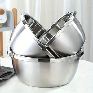 Bol de service en acier inoxydable avec un design pratique et durable pour servir des plats froids et chauds avec élégance - Product Image 2