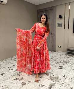 Presentamos el Nuevo Pishwas de Diseñador en Falsa Georgette con Hermosa Secuencia de Bordado y Borde de Encaje Bordado Lateral - Product Image 2