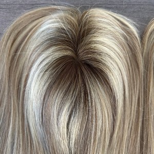 Set de Topper Mono Rubio Miel con Raíces, 3x6" para Parte Lateral y 5x6.5" para la Corona, 16 Pulgadas, 130% de Densidad, Cabello Natural, Sin Compromiso - Product Image 3