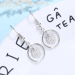 Orecchini Pendenti in Argento Sterling Martellato con Topazio Bianco, Eleganti e alla Moda - Product Image 2