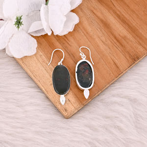 Boucles d'oreilles faites à la main pour femmes pierre de sang ovale pierre précieuse argent plaqué laiton Dangler pour les mariages ou toute occasion spéciale - Product Image 4