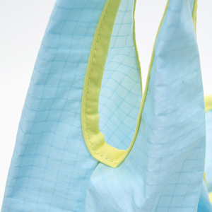 Bolsa Ecológica de Nailon Azul Práctica y Elegante ShopEase con Asa de Cuerda y Cierre de Hombro - Product Image 3