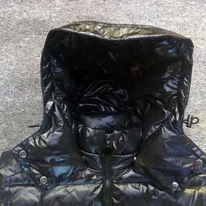 Chaqueta de Invierno sin Mangas con Capucha para Hombre, con Logotipo Frontal en Tela de Lona, Diseño Personalizable - Venta al por Mayor - Product Image 4