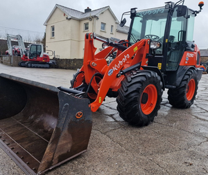 Chargeuse sur pneus compacte Kubota R090 |   Mini-chargeuse frontale articulée pour la construction, l'agriculture et l'aménagement paysager - Product Image 1