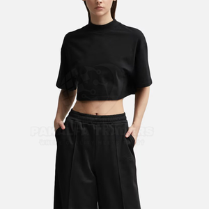 เสื้อยืดครอปสีดำน้ำหนักเบาของผู้หญิงเสื้อครอปไหล่ระบายระบายอากาศเสื้อครอปตกแต่งโลโก้ความยาวสั้น - Product Image 6