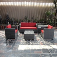 Ensemble de mobilier de patio extérieur style Ferme Moderne pour hôtel, canapé et chaise en rotin tressé avec coussins en PU et table en verre, pour entrée d'appartement et utilisation en parc