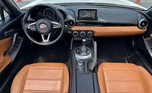 Fiat 2018 124Spider Lussoo Produit d'occasion d'occasion soigneusement utilisé - Product Image 6