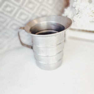 Jarra de Metal rústica hecha a mano, perfecta para decoración del hogar y uso práctico, jarra de Metal de inspiración Vintage, diseño elegante - Product Image 2