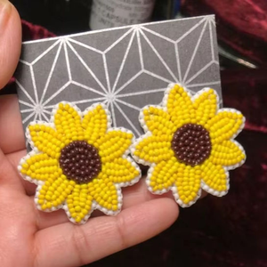 Pendientes de Girasol Bordados a Mano con Cuentas, con Estilo Personalizado y Acabado de Alta Calidad - Product Image 5