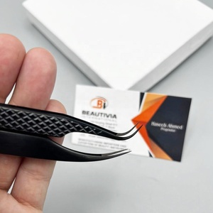Pince à épiler d'extension de cils en acier inoxydable avec logo personnalisé avec embout en fibre plasma noir à prise parfaite et design pointu - Product Image 1