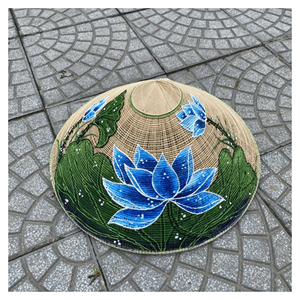 Chapeau conique vietnamien en bambou et feuilles de palmier pour spectacles culturels, costumes et décoration, fabriqué au Vietnam - Product Image 1