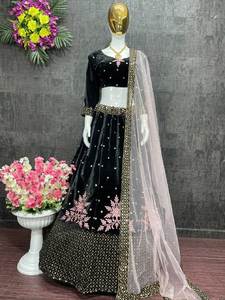 Tenue de mariée de créateur, lehenga cha en velours lourd imprimé avec un dupatta lourd - Product Image 6