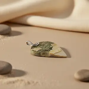 Colgante de Plata Hecho a Mano con Forma de Corazón con Piedra de Ágata Musgosa y Detalles en Oro Rosa - Product Image 1