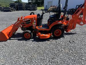 Tracteur de jardin Kubota LA340 4x4 à transmission par engrenages, rouge, multifonctionnel - Product Image 4