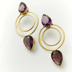 Pendientes de aro de latón modernos hechos a mano diseño de hoja de gota larga estilo tradicional para mujeres niñas para compromiso precios al por mayor - Product Image 1