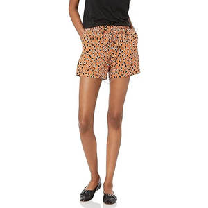Shorts décontractés pour femmes de haute qualité, confortables, à taille élastique, avec logo personnalisé, contraste de couleurs, respirants, fabriqués au Pakistan, prix abordable - Product Image 1