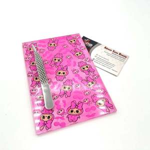 Azulejo de pestañas con personaje de dibujos animados con pinzas Labubu Print Lash Tile Herramientas de belleza acrílicas sostenibles Servicio OEM - Product Image 2