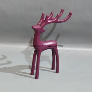 Fabricante de estatuilla de reno de Navidad de oro con diseño minimalista elegante y astas elegantes para decoración festiva de lujo - Product Image 6
