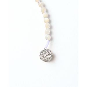 Collier gradué en nacre blanche avec fermoir en or rose - Product Image 3