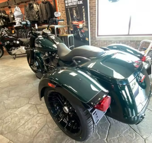 มอเตอร์ไซค์สามล้อรุ่นใหม่ Just Arrived Performance 2025 Freewheeler FLRT ALPINE GRN/BLK - Product Image 1