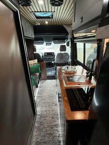 Caravana de Lujo Tipo Sprinter en Venta, Autocaravana con Techo Alto y Motor Diésel, con Interior Premium, Cama, Cocina y Baño para Viajar - Product Image 6