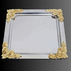Elegante Bandeja de Servicio de Metal con Esquinas Florales en Acabado Plateado y Detalles de Rosas Doradas para Eventos en el Hogar y Servicios Festivos - Product Image 1
