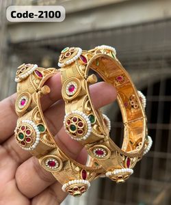 Bracelets élégants en laiton Rajwadi avec sculptures ethniques pierres multicolores et embellissements de perles parfaits pour les festivals vêtements de mariée - Product Image 1