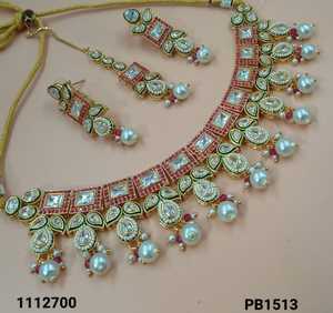 Collier ras du cou indien fantaisie traditionnel et à la mode couleur or Kundan perle boucles d'oreilles ensemble avec Mangtikka pour femmes et filles - Product Image 3