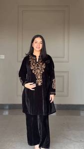 Ensemble coordonné exclusif noir pour la saison hivernale avec broderie, tenue de soirée, ensemble coordonné en velours, haut brodé en velours et palazzo en velours - Product Image 2