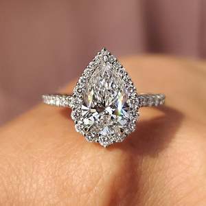 Bague de fiançailles en diamant taille ronde avec halo en forme de poire, style élégant - Product Image 1