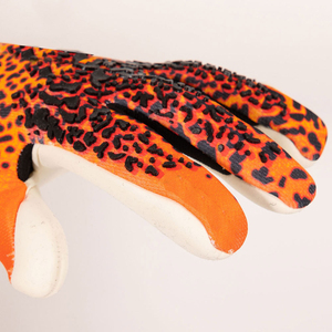 Produit en cuir PU antidérapant Logo entièrement personnalisé Gants de gardien de but de football au design unique PAR AMAZING INDUSTRIES - Product Image 5