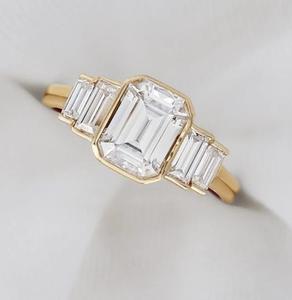 Anillo de Compromiso de Cinco Piedras con Corte Esmeralda y Corte Baguette, Anillo de Moissanita con Piedras Laterales, Plata de Ley 925 con Engaste de Bisel, Anillo de Regalo de Compromiso - Product Image 6