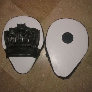 Almohadillas de enfoque personalizadas Manoplas de perforación de cuero con serigrafía Hecho en Pakistán con logotipos personalizados para boxeo - Product Image 1