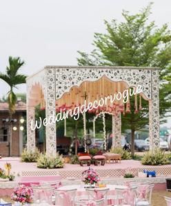 Mandap de boda de diseño moderno con decoraciones temáticas indias Estructura de fibra y cristal de moda Configuración de escenario de lujo - Product Image 1