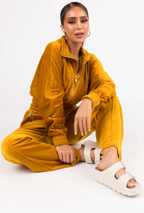 ชุดวอร์มผ้ากำมะหยี่แขนยาวสีเหลืองสำหรับผู้หญิงชุดวอร์มผ้ากำมะหยี่แบบมีซิปสำหรับฤดูใบไม้ร่วงฤดูหนาวออกแบบได้ตามต้องการ - Product Image 4