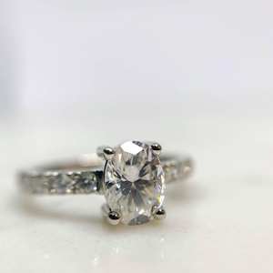 10x8mm ovale coupe blanc CZ bague de fiançailles en argent avec pierres latérales Solitaire promesse de mariée bijoux de mode en gros OEM ODM - Product Image 2