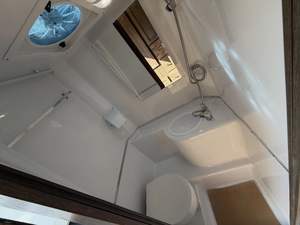 Camping-car de luxe moderne et léger 4x4 tout-terrain, caravane de voyage avec suspension indépendante, camping-car standard étendu pour des aventures palpitantes - Product Image 2