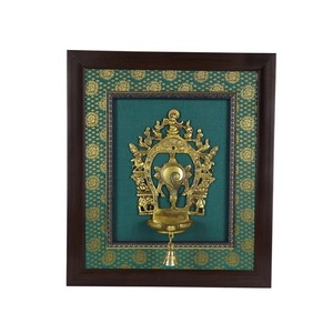 Marco de fotos de metal decorativo hecho a mano con acabado plateado pulido, perfecto para exhibir viajes o momentos de celebración - Product Image 1