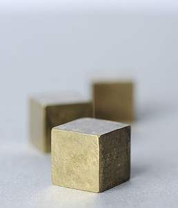 Meilleur article de vaisselle de poids de papier coulé en métal personnalisable tendance et produit d'utilisation de bureau pour les cadeaux - Product Image 1