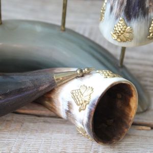 Cuerno para beber hecho a mano decorado con intrincados grabados de la India - Product Image 5